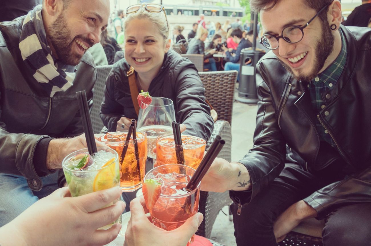 Grenadina – świetna do drinków. Jak jej używać? • Dobre Drinki